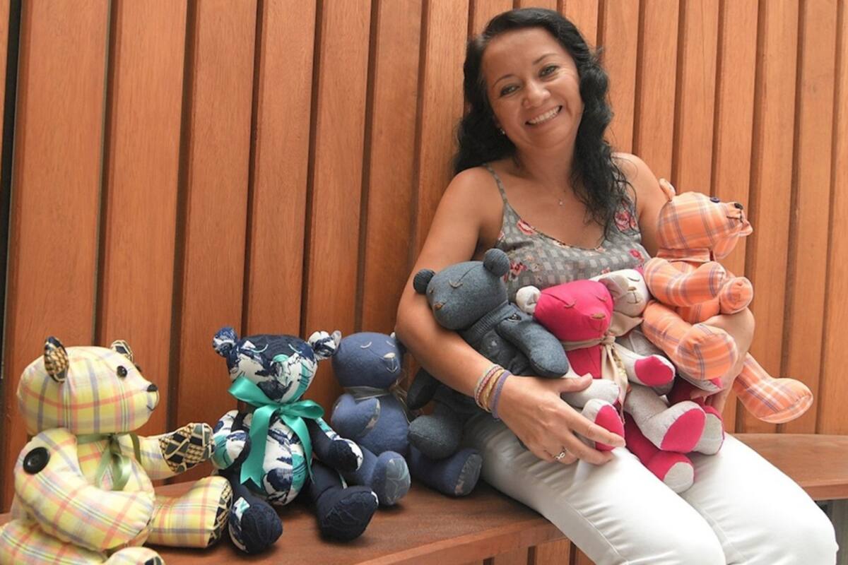 Mujer convierte ropa de difuntos en peluches