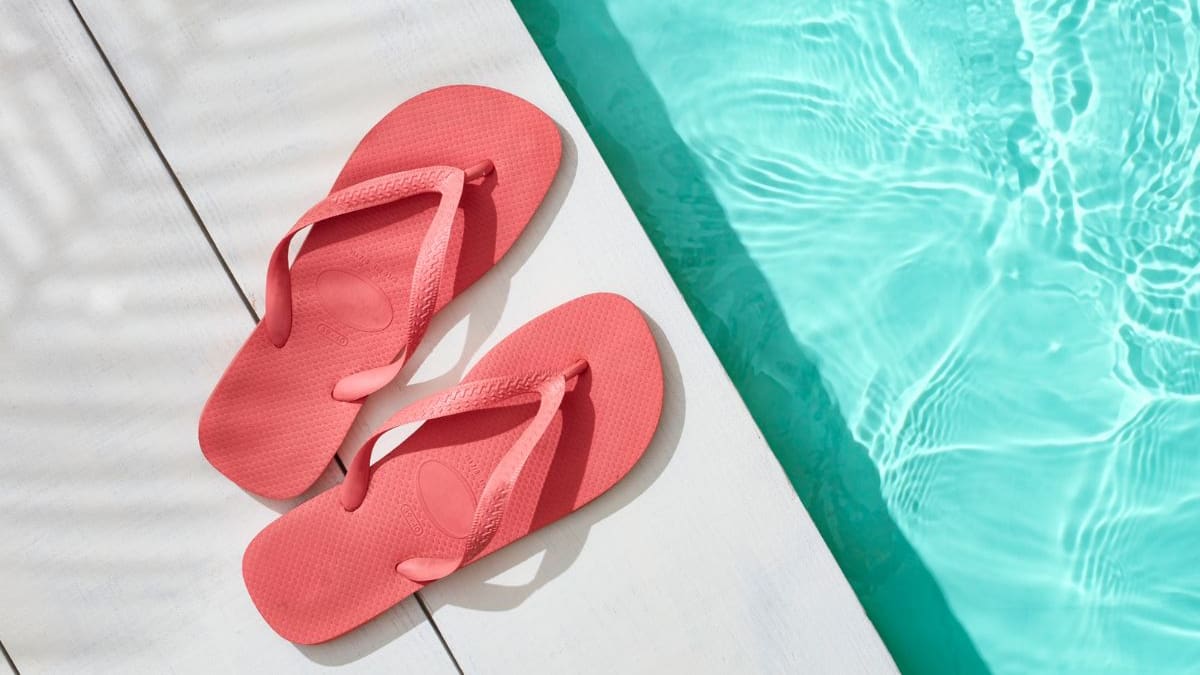 Las chanclas desgastadas pueden convertirse en organizadores o accesorios útiles si aprovechas su material resistente, práctica que te ayuda a ahorrar dinero, disminuir basura y mantener el orden