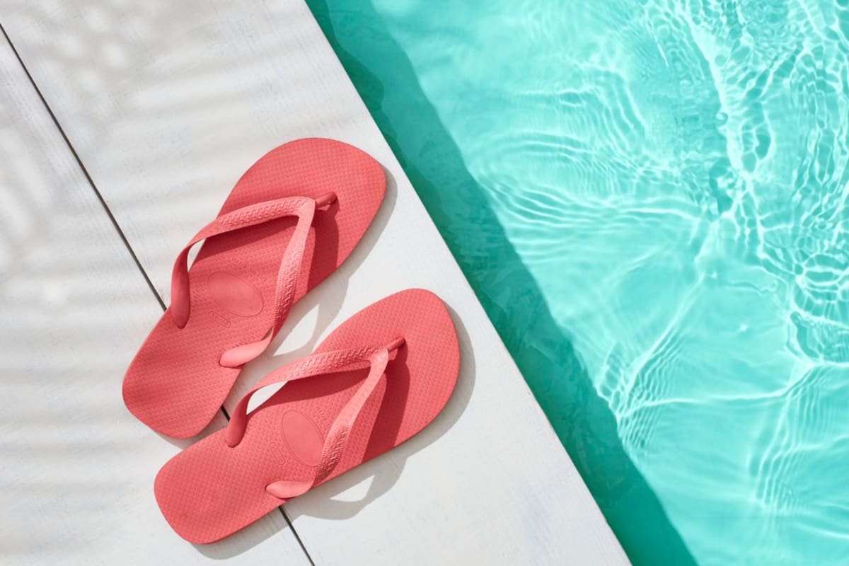 Las chanclas desgastadas pueden convertirse en organizadores o accesorios útiles si aprovechas su material resistente, práctica que te ayuda a ahorrar dinero, disminuir basura y mantener el orden