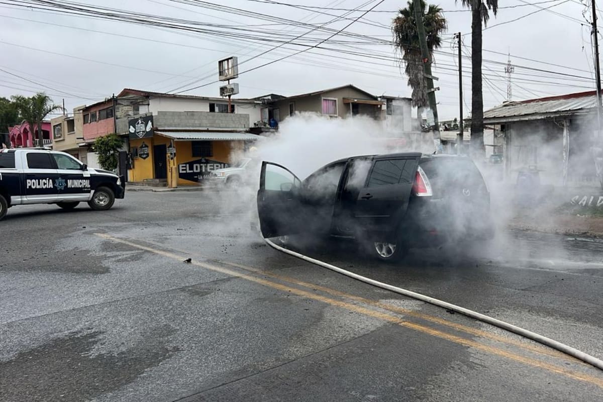 Se incendia vagoneta en plena circulación en Rosarito