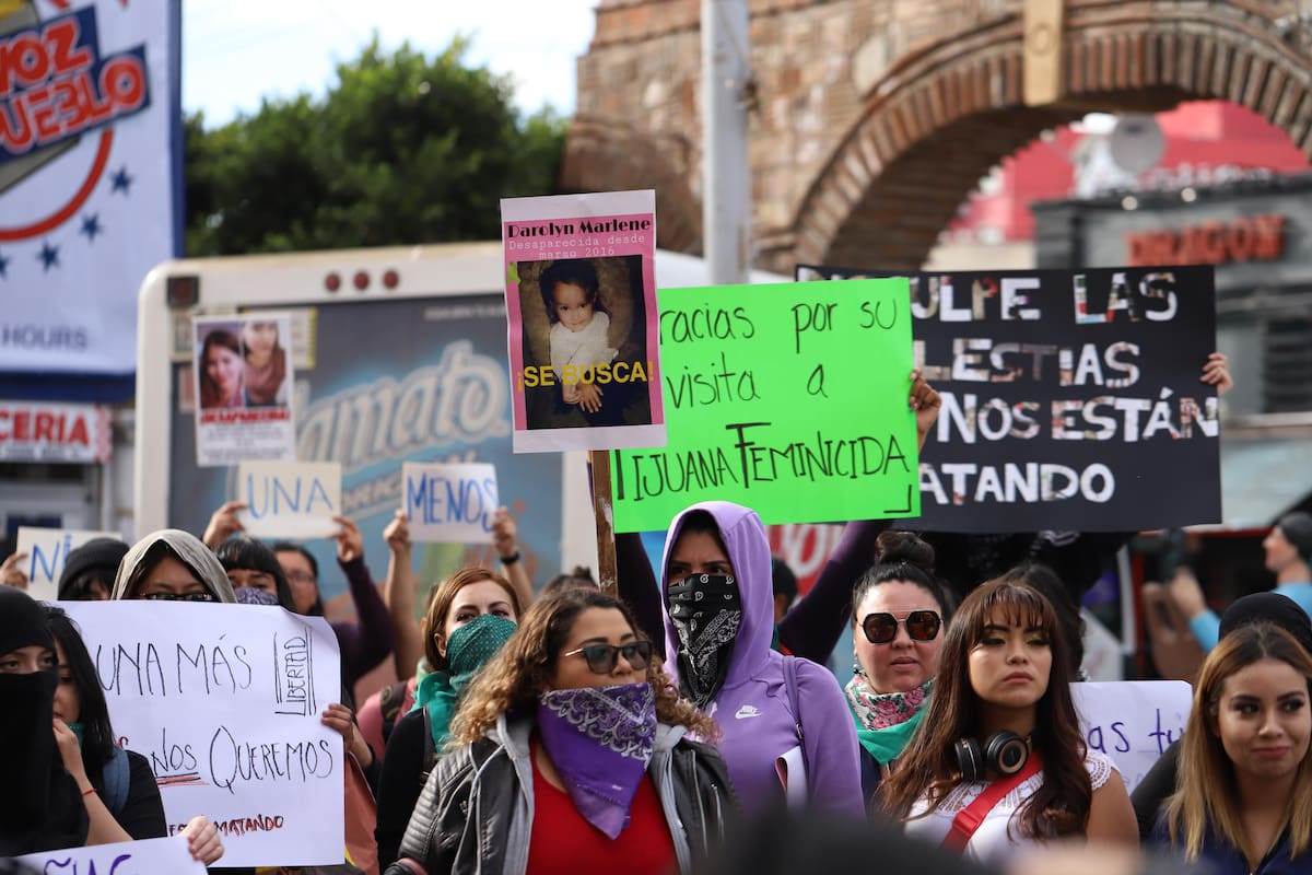 Pablo Hurtado. Varios Grupos feministas se concentraron en la Plaza Santa Cecilia para después marchar a la Garita de San Ysidro.