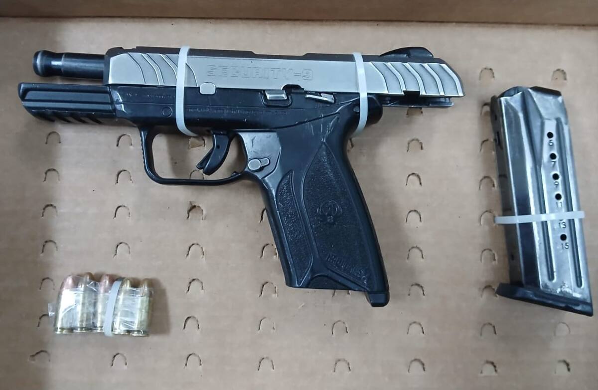 Dos hombres armados que circulaban a exceso de velocidad en una motocicleta sin placas fueron detenidos por agentes municipales en el residencial Montecarlo. Foto: Cortesía