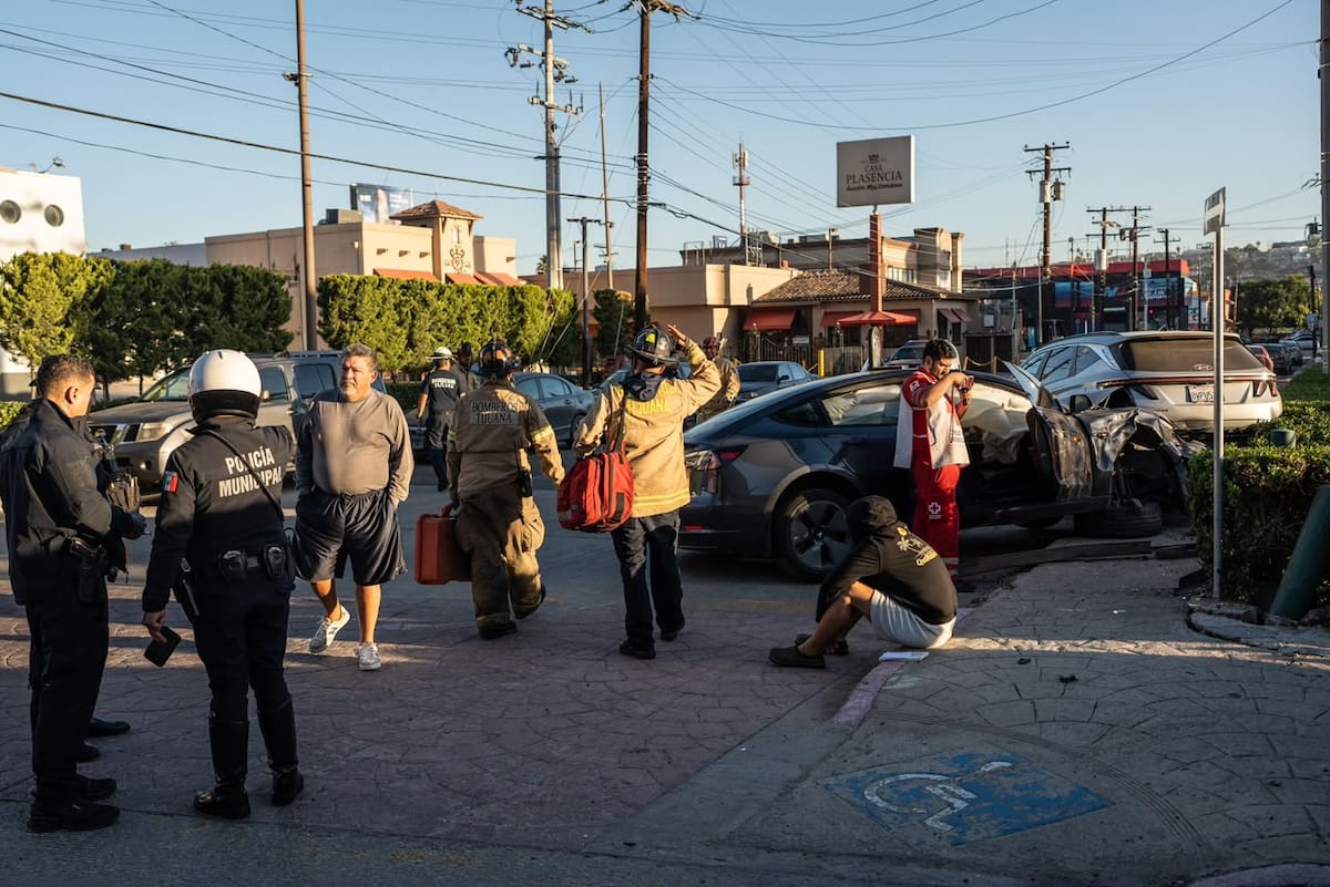 Un Kia volcó tras chocar contra un Tesla en el bulevar Agua Caliente de Tijuana; el Tesla impactó otros dos vehículos estacionados. Foto: Border Zoom