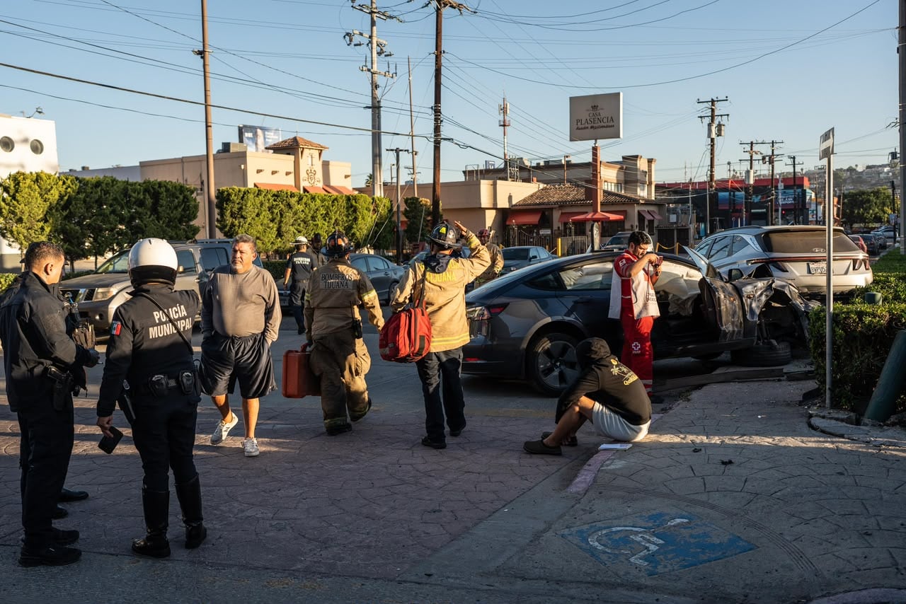 Un Kia volcó tras chocar contra un Tesla en el bulevar Agua Caliente de Tijuana; el Tesla impactó otros dos vehículos estacionados. Foto: Border Zoom