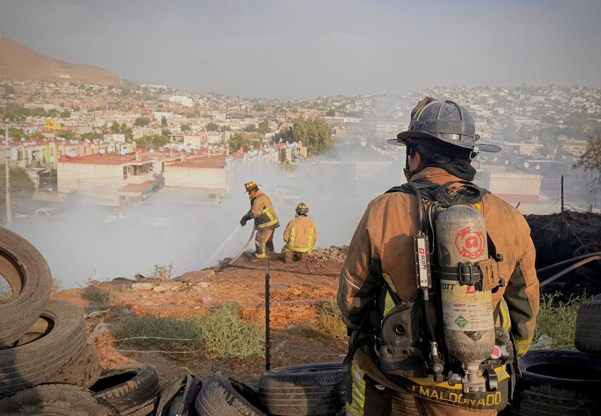 Elementos del Cuerpo de Bomberos de Tijuana trabajaron para controlar el incendio que consumió varias viviendas en un asentamiento de la zona de Paseo Santa María. Foto: Cortesía / Border Zoom
