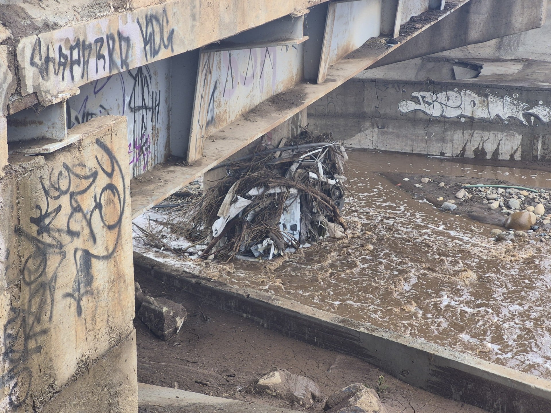 Desde las primeras horas del día, vecinos de la zona se sumaron a las labores de búsqueda para tratar de localizar al joven, luego de que la corriente arrasara con viviendas y vehículos. Foto: Cortesía