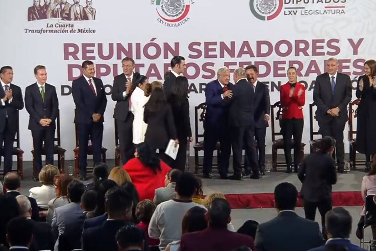 Legisladores de la 4T salen felices de reunión con AMLO