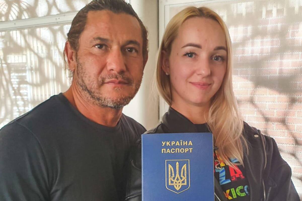 Va a Ucrania por su esposa