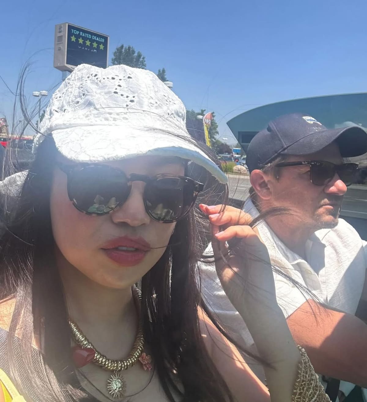 Yi Zhou y Jeremy Renner en "Chronicles of Disney" | Instagram @chroniclesofdisneyofficial