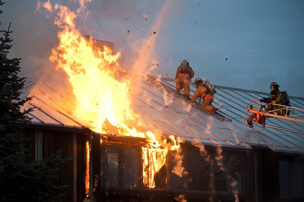 Quema cartas de su ex y provoca incendio en edificio