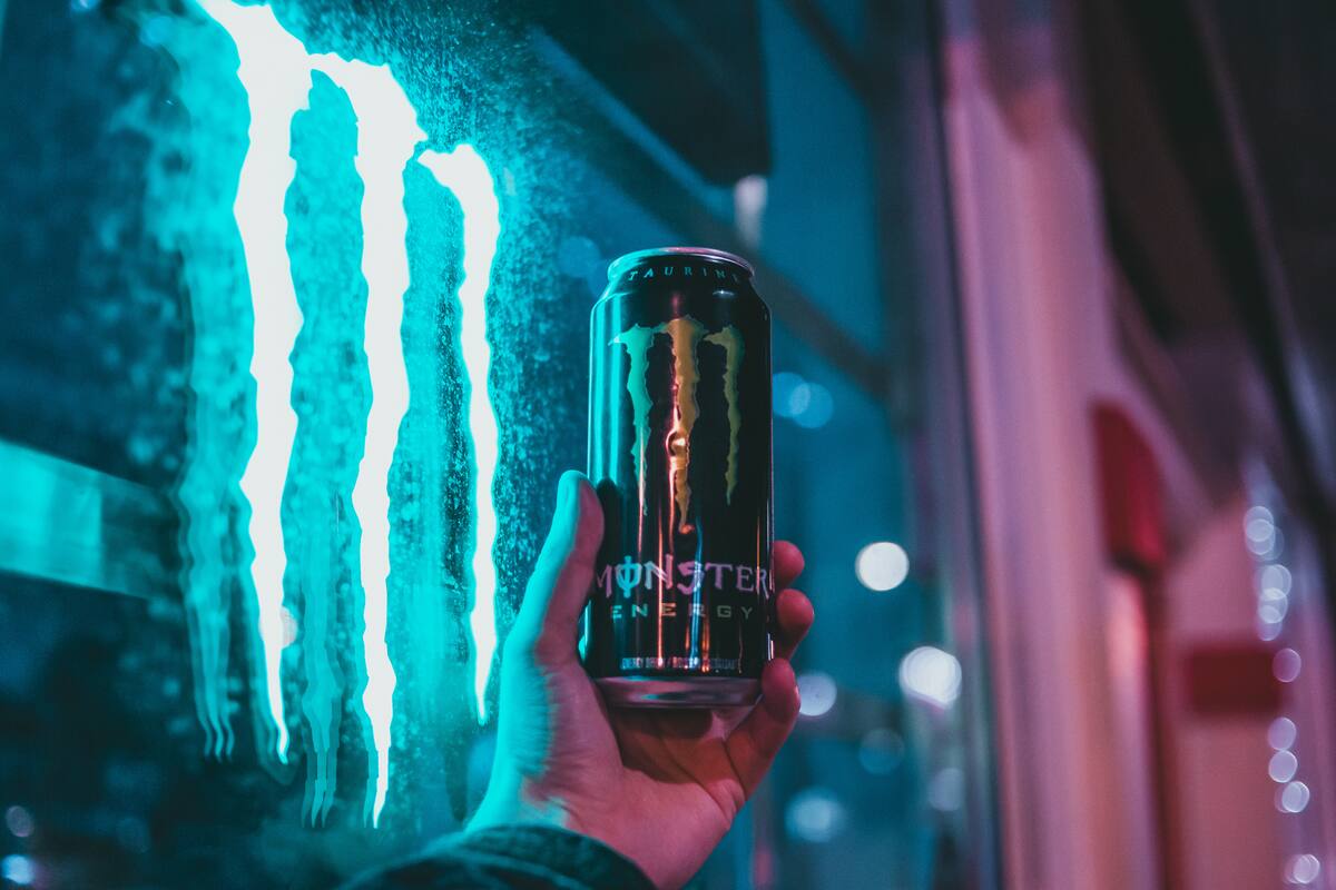 Las bebidas energéticas, que contienen grandes cantidades de cafeína, no deben confundirse con las deportivas, ya que no sirven para la hidratación durante el ejercicio|Foto: Canva