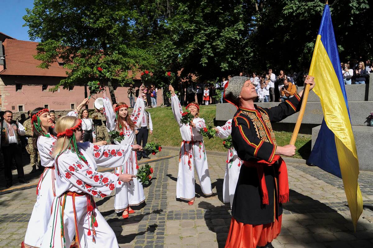Ucrania defiende su identidad el día de su traje tradicional