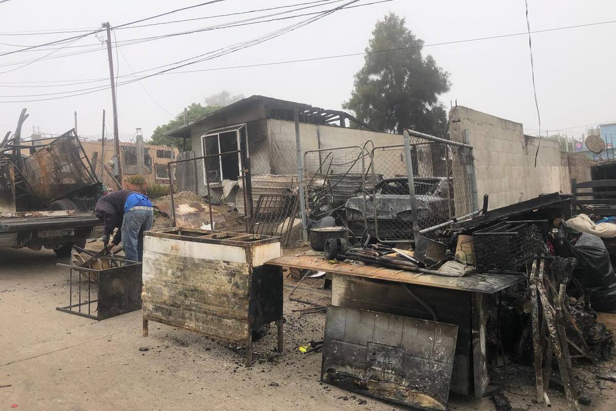 Fuego deja sin hogar a tres familias de Rosarito