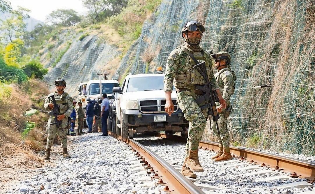 Marina y la Guardia Nacional custodian la zona donde el Tren Interoceánico se descarriló el domingo. | Crédito: El Universal/ Edwin Hernández