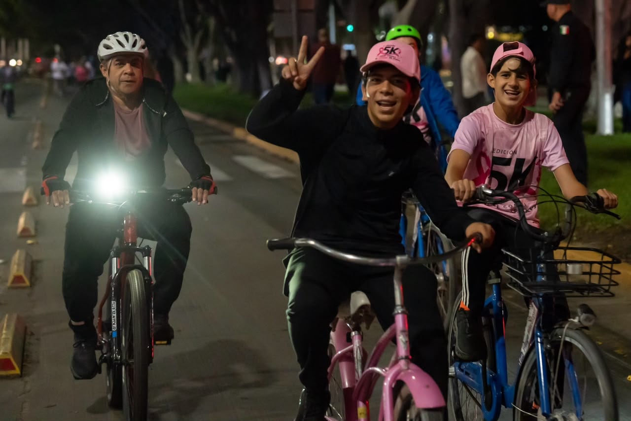 Participantes recorrieron los alrededores de Palacio Municipal de Tijuana durante la primera edición de la Caminata y Rodada Rosa, actividad para crear conciencia sobre la prevención y detección oportuna del cáncer de mama. Foto: Cortesía Border Zoom