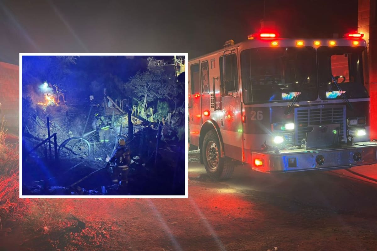 Casa de madera es consumida por las llamas