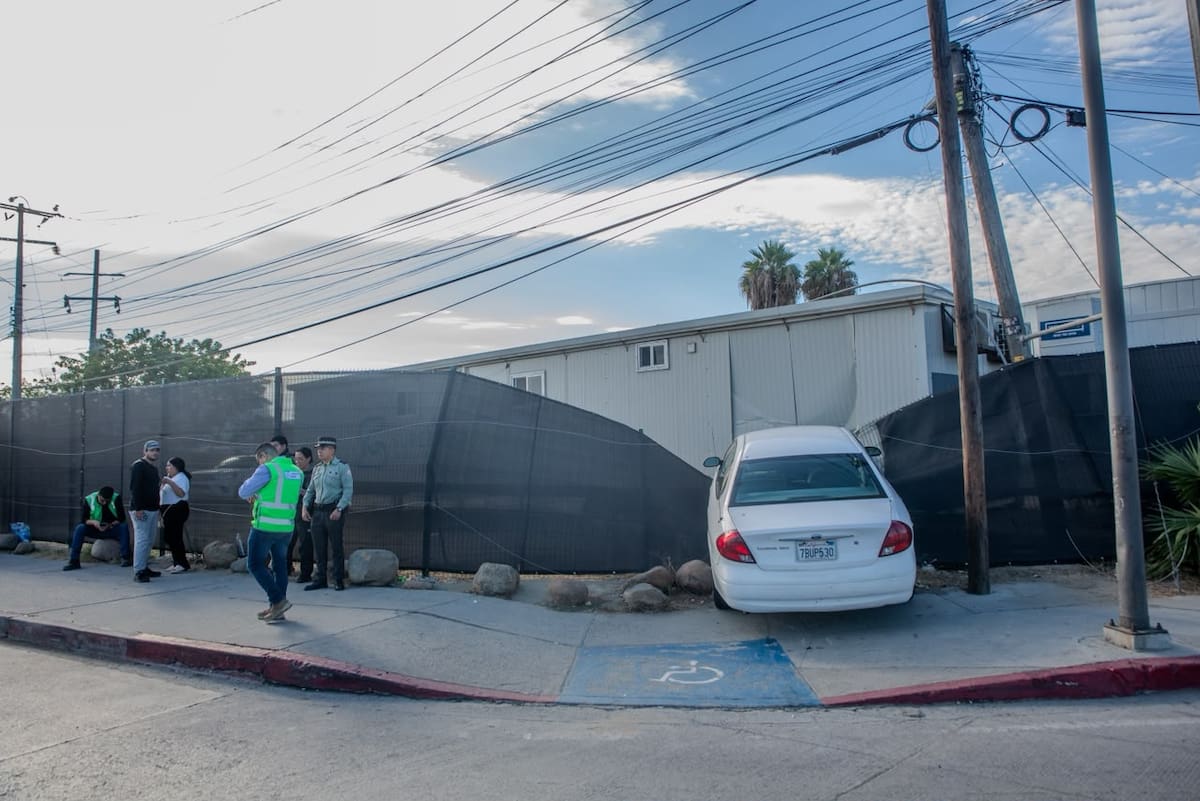Un Ford Taurus chocó contra la barda del Aeropuerto Internacional de Tijuana. Foto: Border Zoom