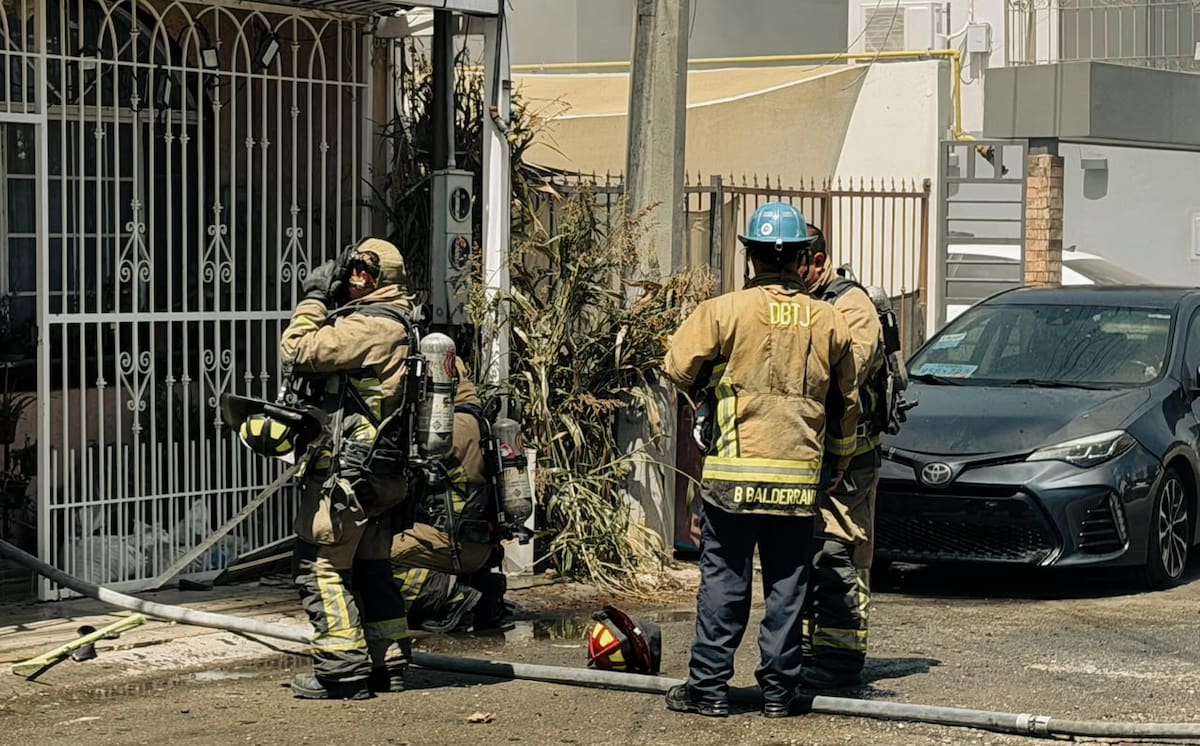 Un incendio consumió el tercer nivel de una vivienda en la colonia Xicoténcatl Leyva II; no hubo personas lesionadas, informaron autoridades.
Fotos: Border Zoom.