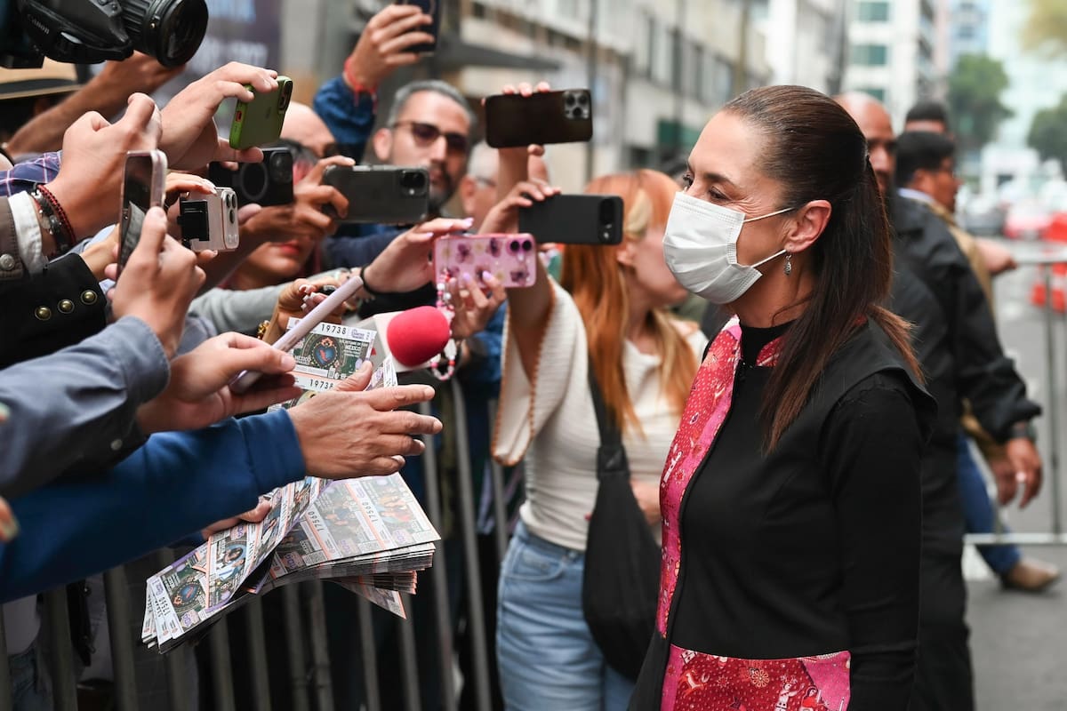 Reaparece Claudia Sheinbaum Pardo con cubrebocas y sin hablar en evento en CDMX