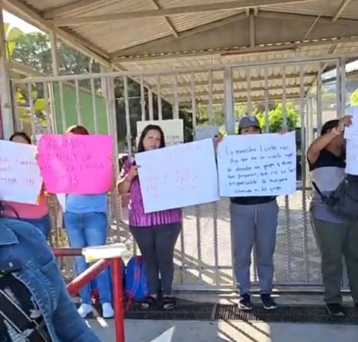 Los padres señalan que la docente tiene problemas de equilibrio mental. Foto: Cortesía