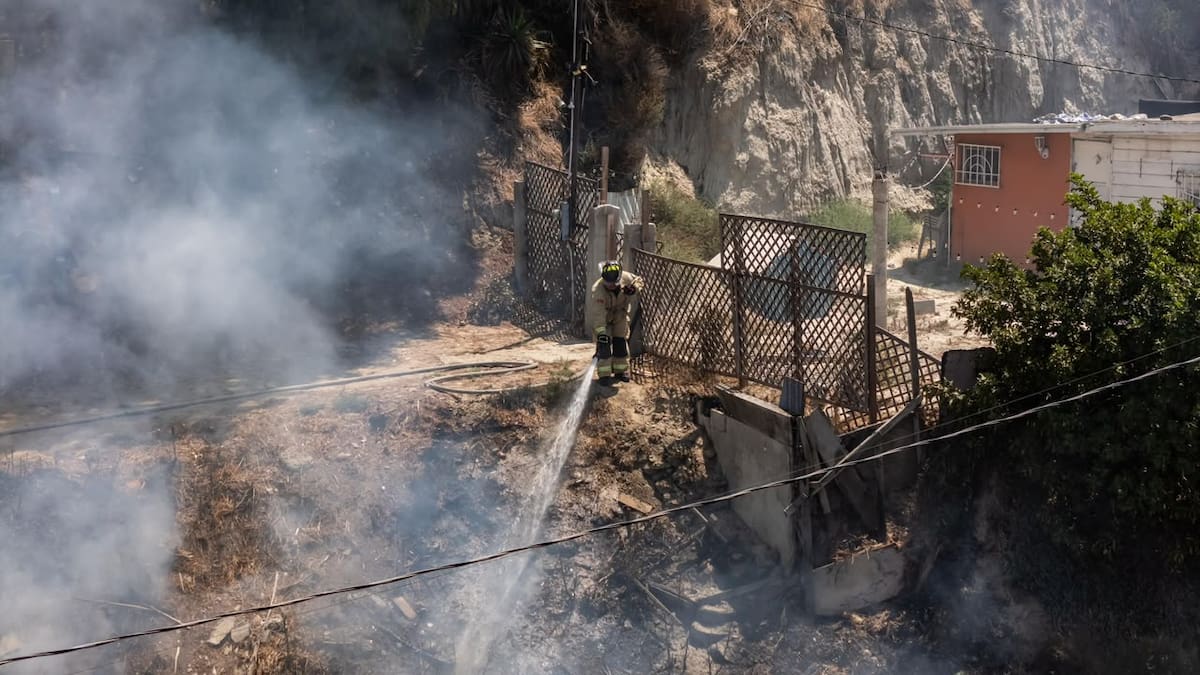 El fuego se registró en una zona de maleza cercana a la colonia Francisco Villa; ocho elementos participaron en las labores de control. Foto: Border Zoom
