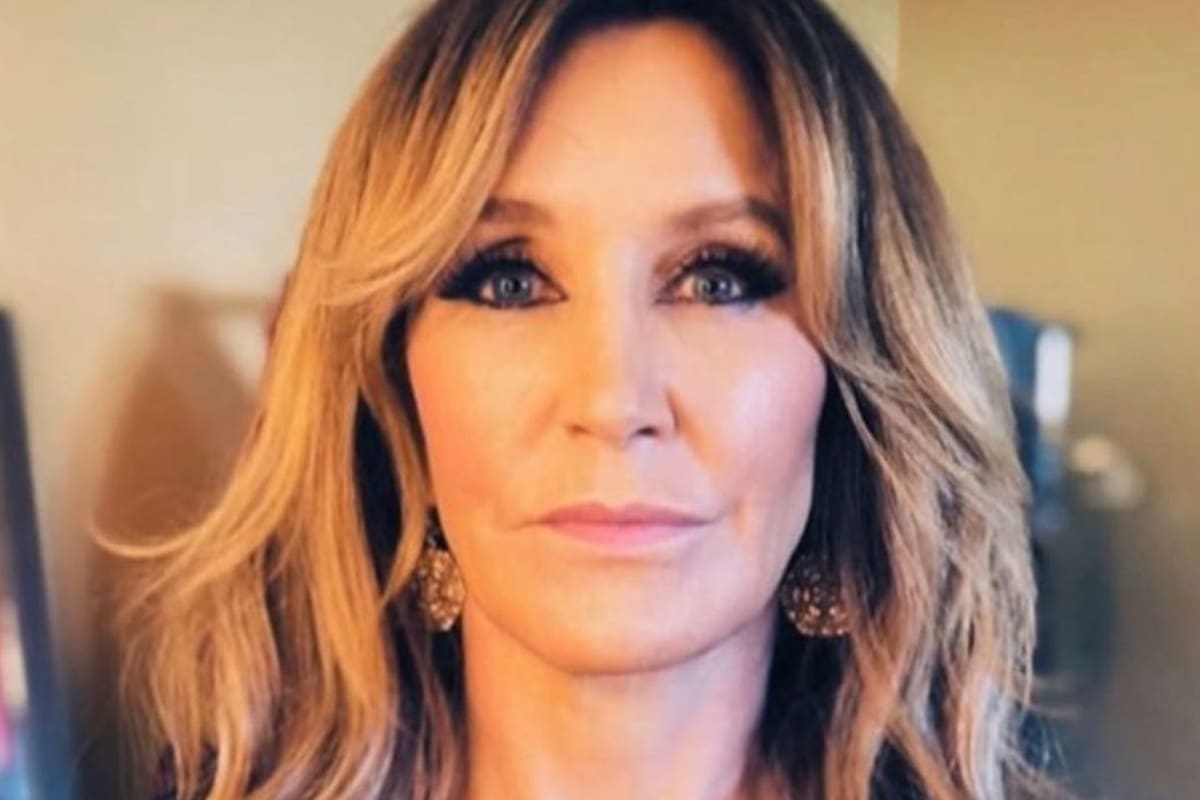 Por sobornar a una universidad de élite, Felicity Huffman pagó su condena de once días de cárcel, 30 mil dólares de multa y 250 horas de servicio comunitario