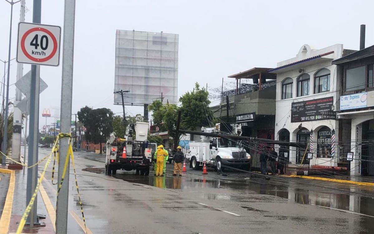 La caída de un poste provocó que se quedara sin luz una parte del bulevar Benito Juárez.