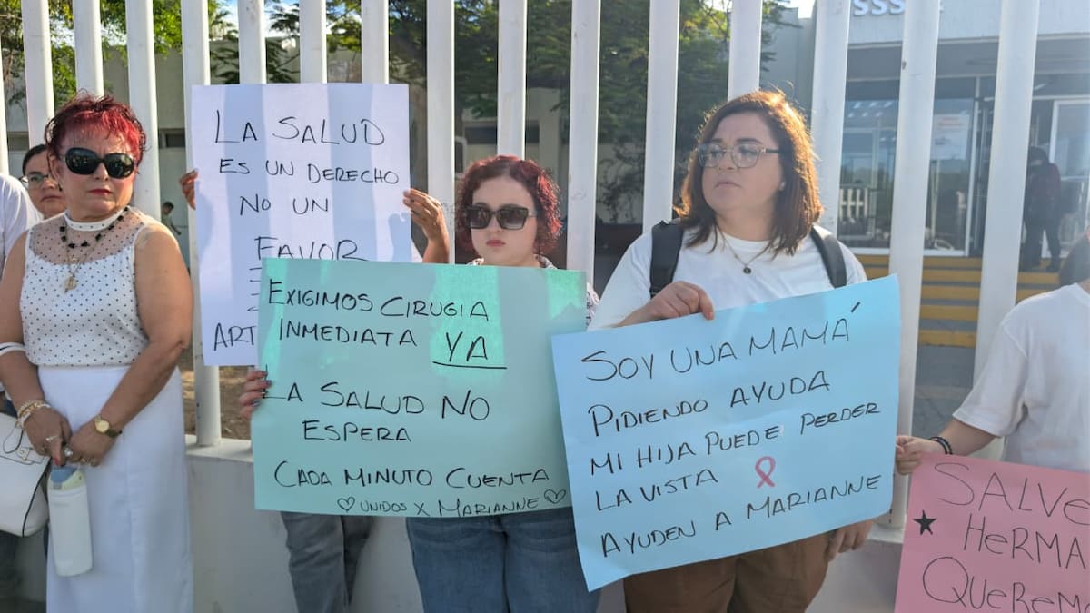 Familiares de Marianne Santacruz se manifiestan en el Hospital Fernando Ocaranza por retraso en cirugía urgente por un tumor en el nervio óptico