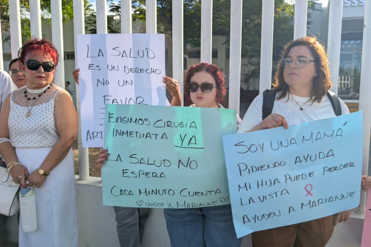 Familiares de Marianne Santacruz se manifiestan en el Hospital Fernando Ocaranza por retraso en cirugía urgente por un tumor en el nervio óptico