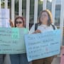Familiares de Marianne Santacruz se manifiestan en el Hospital Fernando Ocaranza por retraso en cirugía urgente por un tumor en el nervio óptico