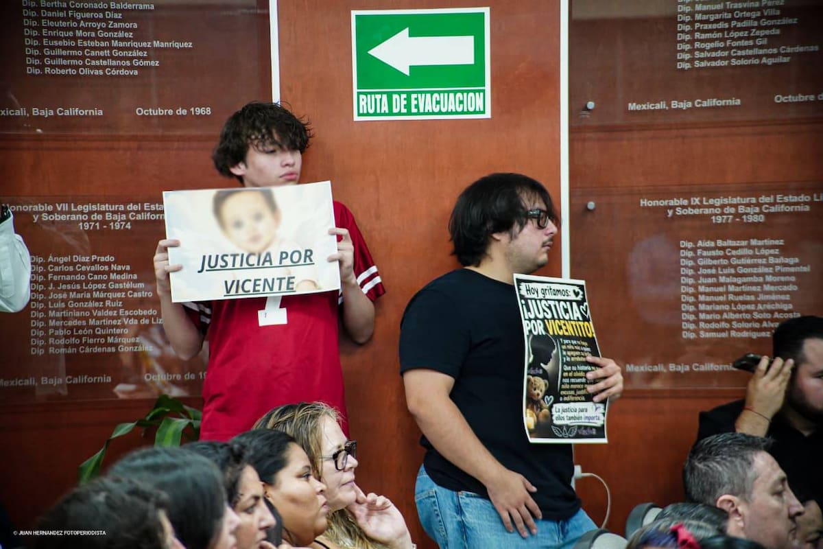A poco más de tres meses de la muerte de Vicente, el niño de tres años que falleció por un golpe de calor tras permanecer más de 12 horas dentro de una camioneta en el fraccionamiento La Rioja, su padre acudió el jueves 13 de agosto al Congreso del Estado l Foto: Cortesía