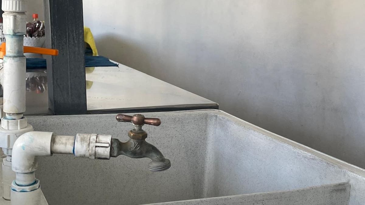 Establecimientos dedicados a la venta de agua registran mayor flujo de clientes tras la suspensión del servicio anunciada por la CESPT. Foto: Michelle Castillo