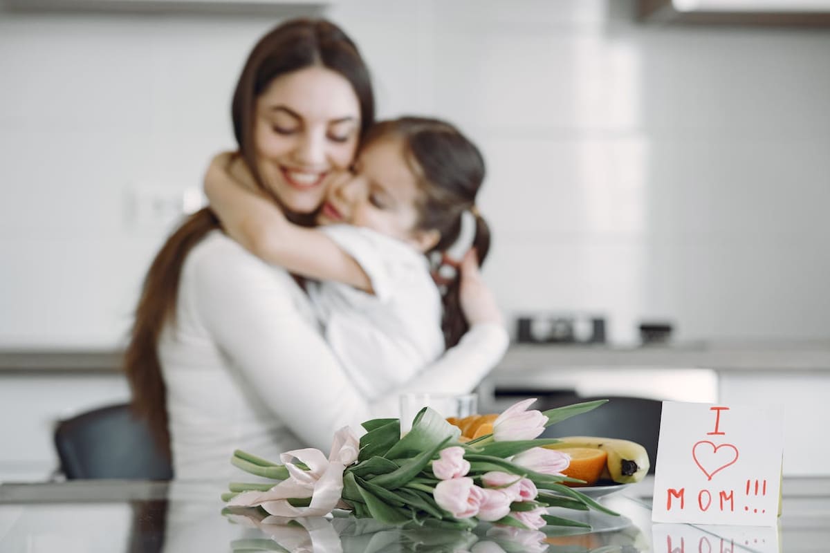 Al tratarse de una fecha tan emocional, millones de personas invierten en la compra de obsequios para celebrar a mamá. | Foto: Pexels