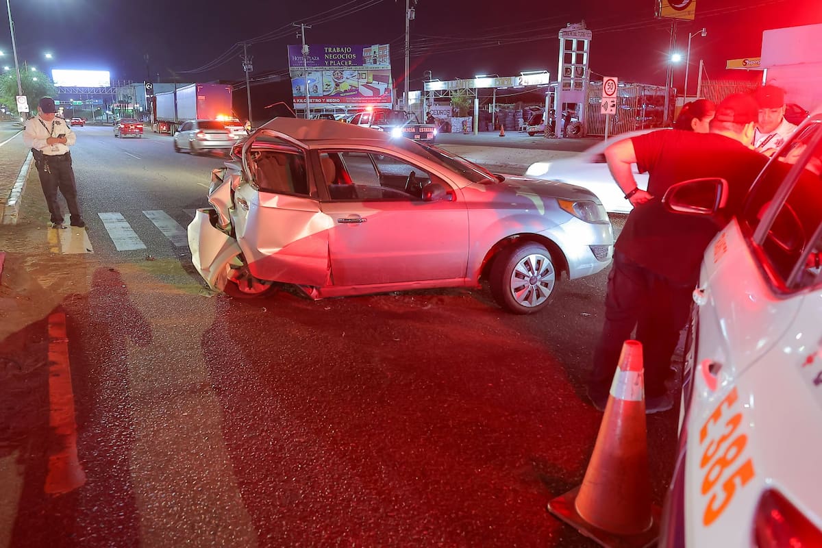 Conductor queda inconsciente tras chocar contra tráiler en el sur de Hermosillo