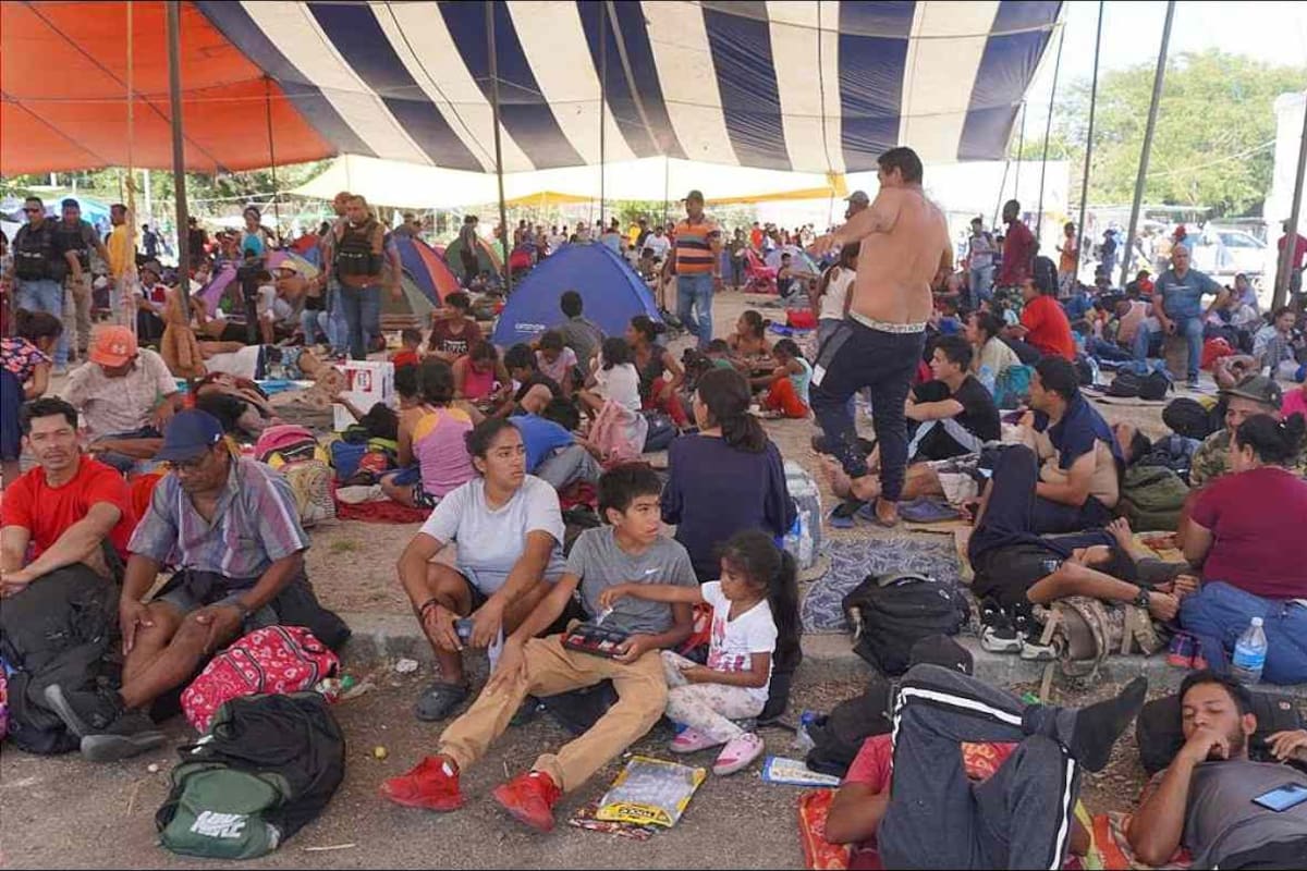 Vuelca autobús en barranco y deja a diez migrantes heridos en Oaxaca