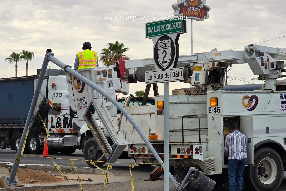 Tráiler derriba semáforo y poste de energía en una de las avenidas más transitadas de San Luis Río Colorado