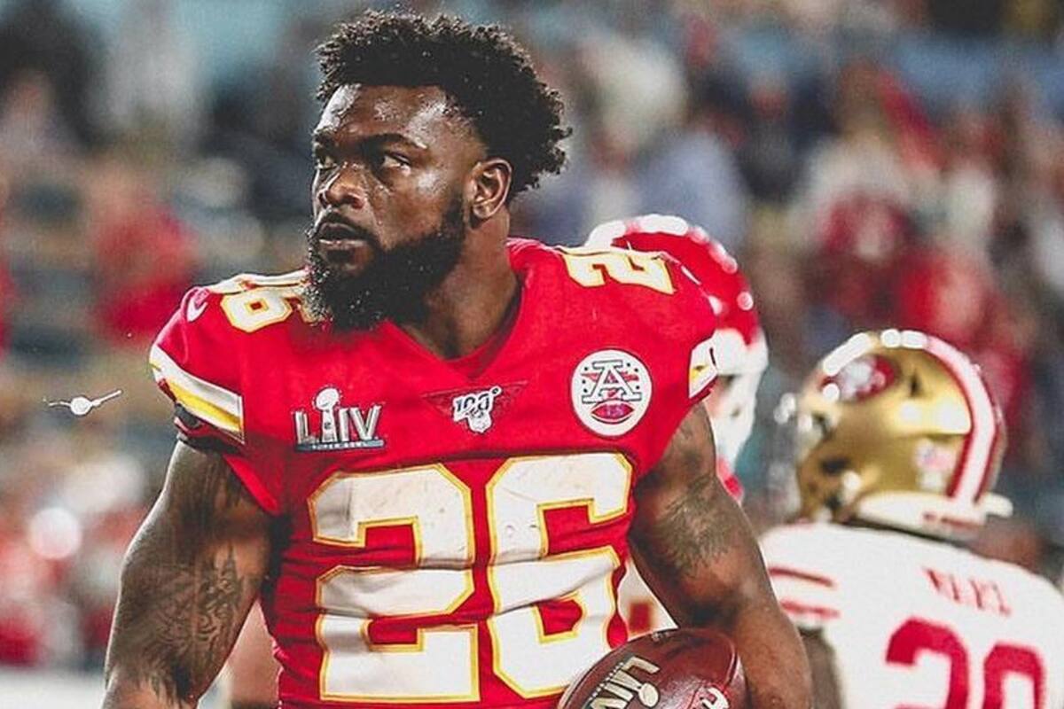 Damien Williams es regañado por su mamá por intercambiar jersey del Super Bowl