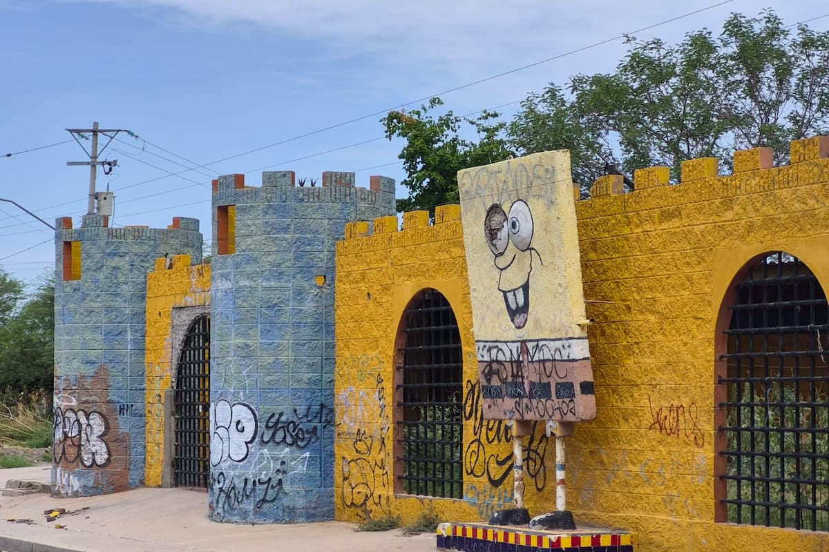 Vecinos señalan que el local de Bob Esponja, que antes recibía fiestas infantiles cada fin de semana, ahora es utilizado para consumir drogas y tirar desechos