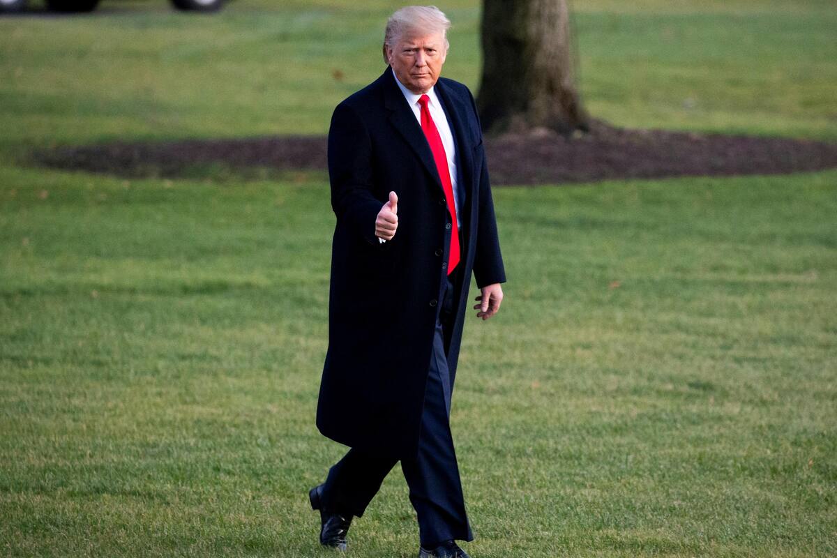 Trump dice que asignará aranceles a vehículos de la UE si no denuncia a Irán
