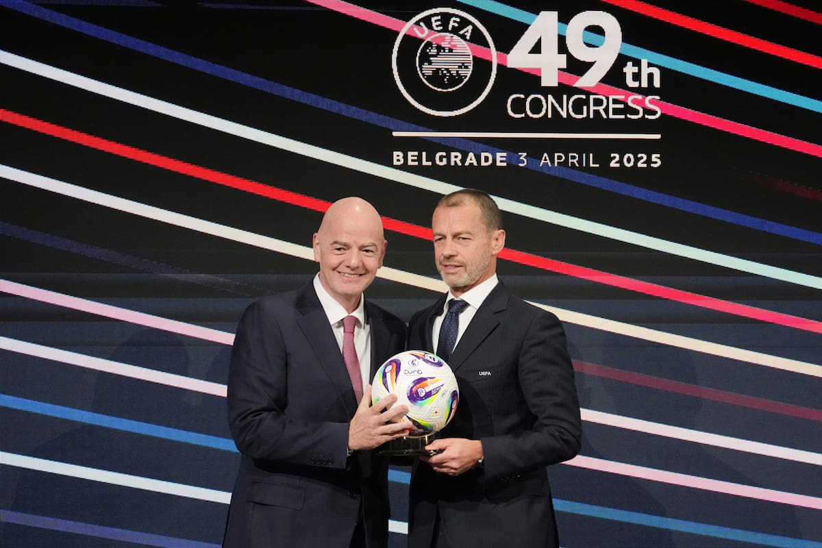 ARCHIVO - Foto del 3 de abril del 2026, el presidente de la UEFA Aleksander Ceferin y el presidente de la FIFA Gianni Infantino, sostienen un balón durante el 49mo congreso de la UEFA. 0(AP Foto/Darko Vojinovic, Archivo)
