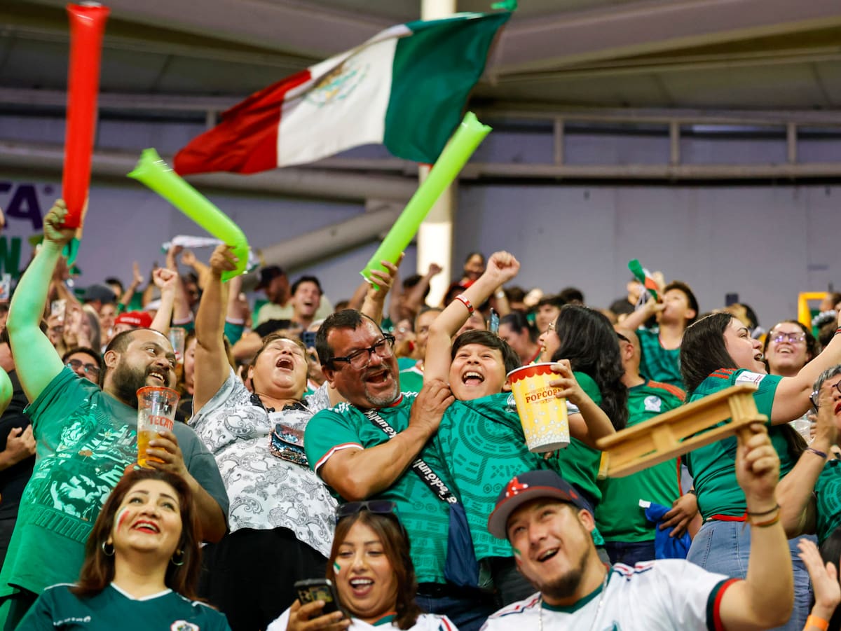 Aficionados celebran el triunfo de la Selección Mexicana sobre Chequia durante una transmisión del Baja Fut Fest, en Mexicali. (Juan J. Morales)