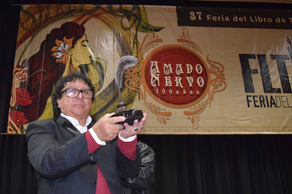 Lauro Acevedo recibió en el Cecut un homenaje por su trayectoria poética