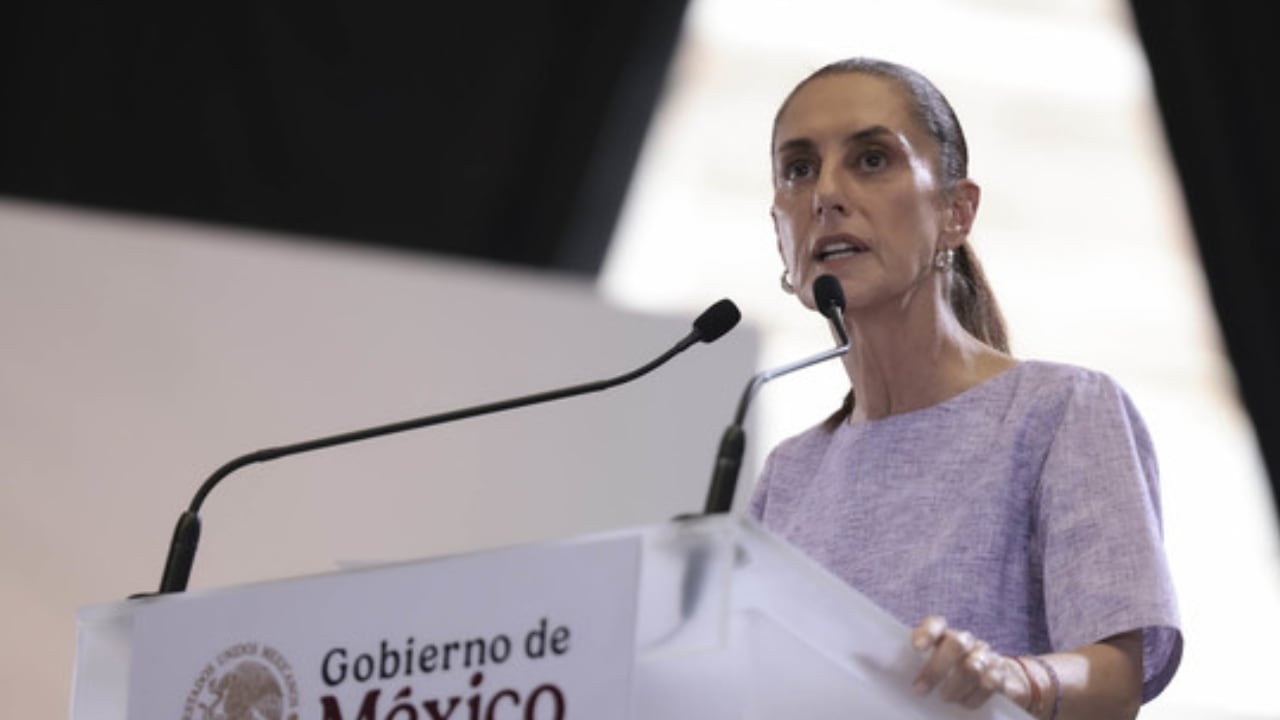 Claudia Sheinbaum encabezó en Colima una asamblea pública en la que defendió su iniciativa de reforma constitucional para que quienes aspiren a la Presidencia, gubernaturas o Jefatura de Gobierno renuncien a cualquier otra nacionalidad. (GobMex)