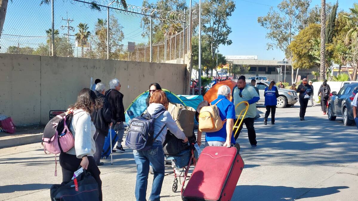 Residentes del Maclovio Rojas bloquean de nuevo la carretera al Aeropuerto de Tijuana