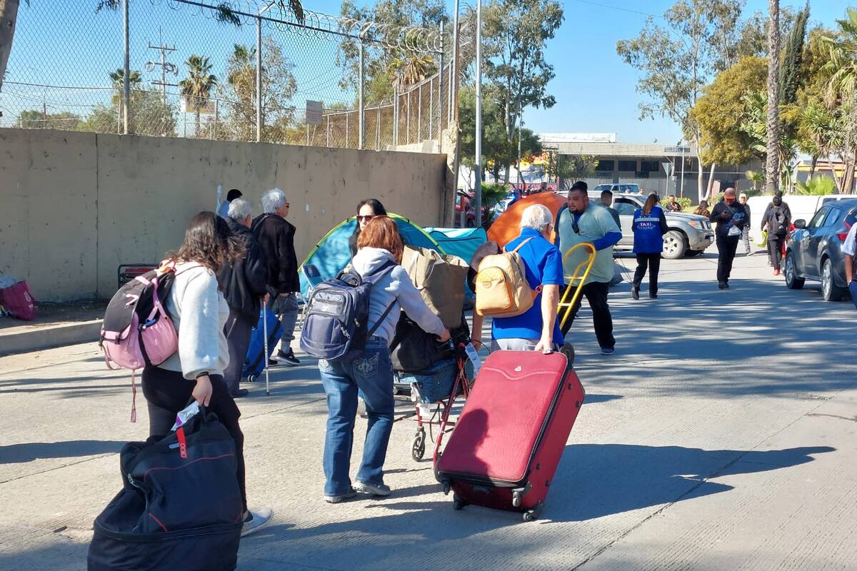 Residentes del Maclovio Rojas bloquean de nuevo la carretera al Aeropuerto de Tijuana