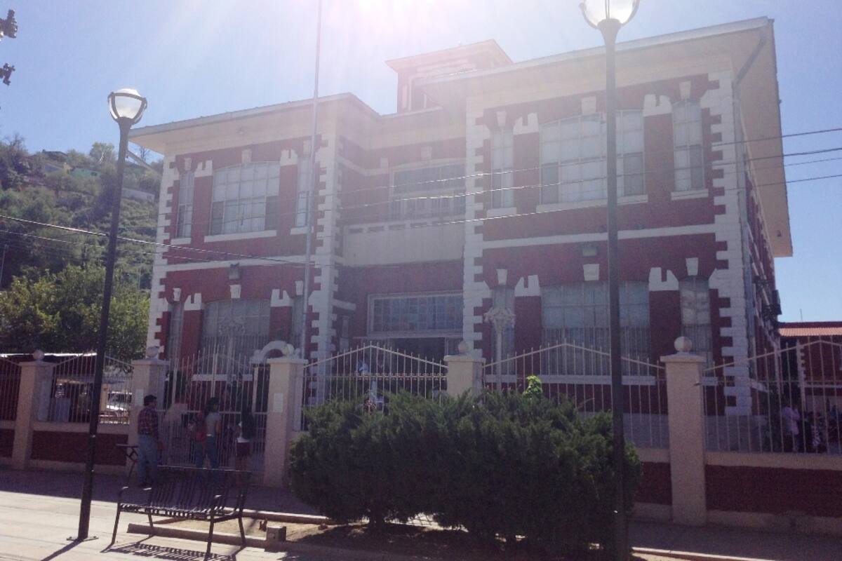 Roban campana histórica de la escuela Pestalozzi