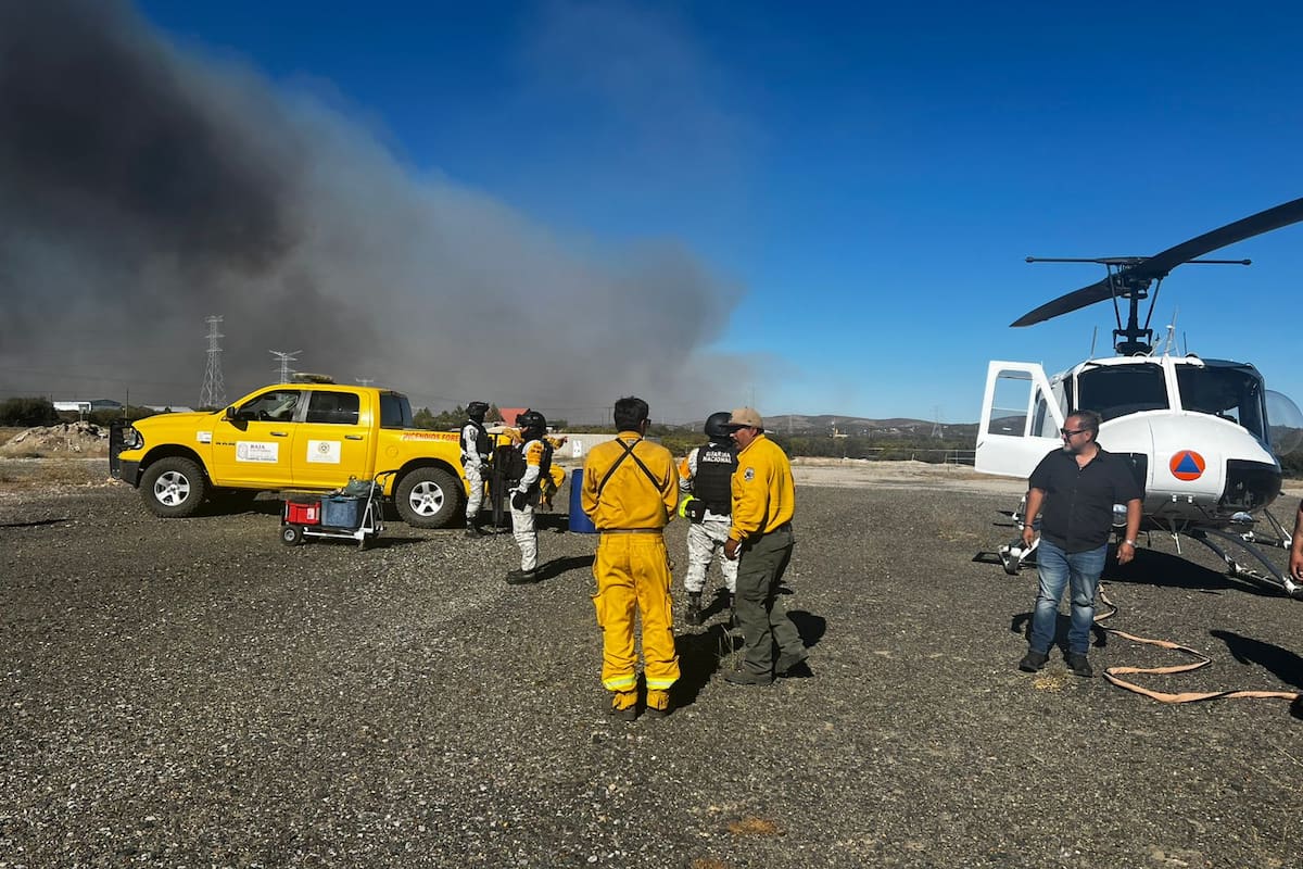 Avanzan acciones contra incendio forestal en la carretera libre Tecate–Mexicali