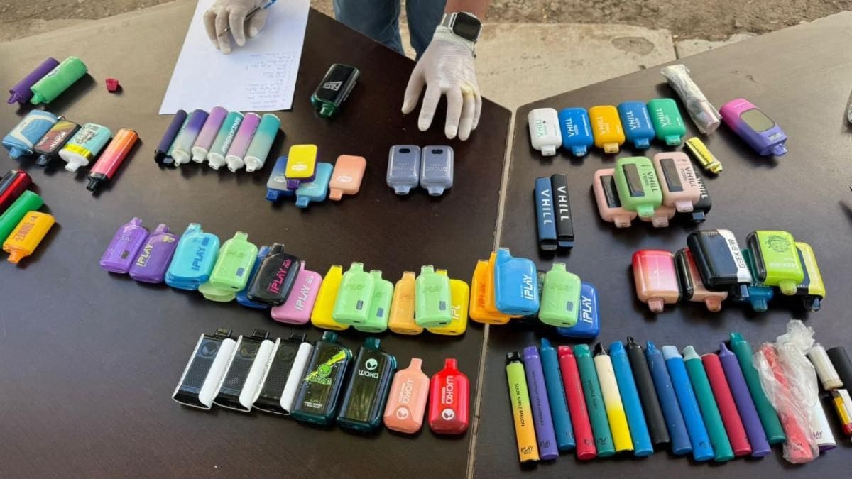 Autoridades piden denunciar los comercios y perfiles digitales donde todavía se comercializan vapeadores.