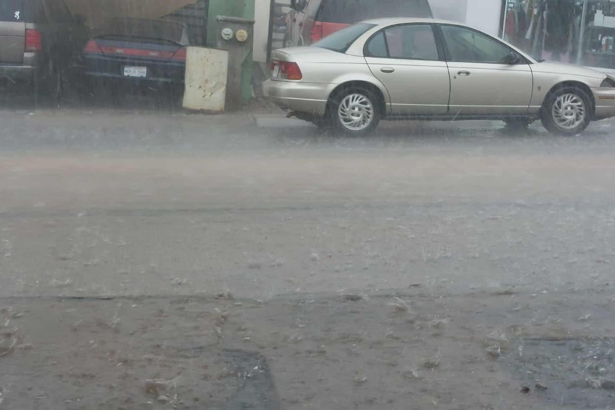 Fuertes lluvias inundan calles de Nogales