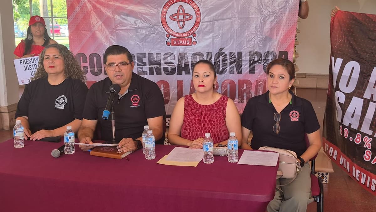 Integrantes del Staus realizan este jueves su asamblea general para analizar las acciones a seguir tras el archivamiento del proceso de huelga en la Unison.